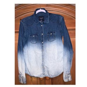 American Eagle Denim Lightwash button shirt